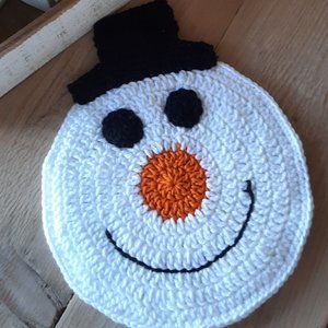 snowman with black hat crochet hotpad
